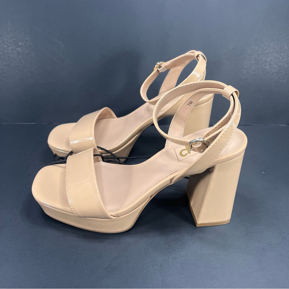 Womens Nude Tan Patent Platform Block Heel Sandals Beige size 7 new in box - Picture 2 of 8